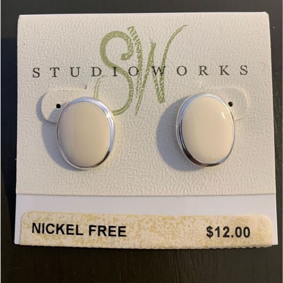 Stufio Works white stud earrings - Picture 1 of 1